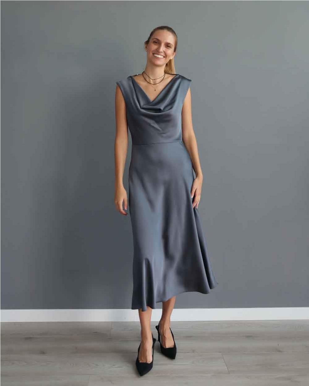 Vestido midi con escote asimétrico...