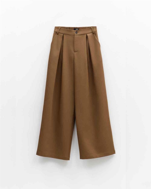 Pantalón marrón de pinzas...