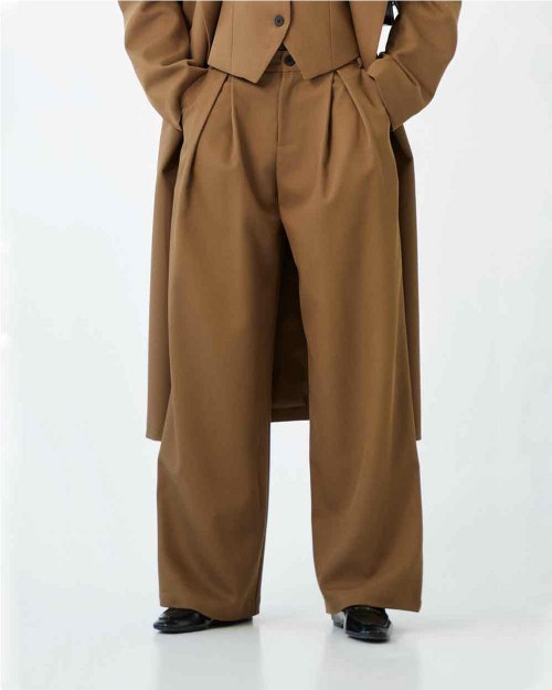 Pantalón marrón de pinzas... 2