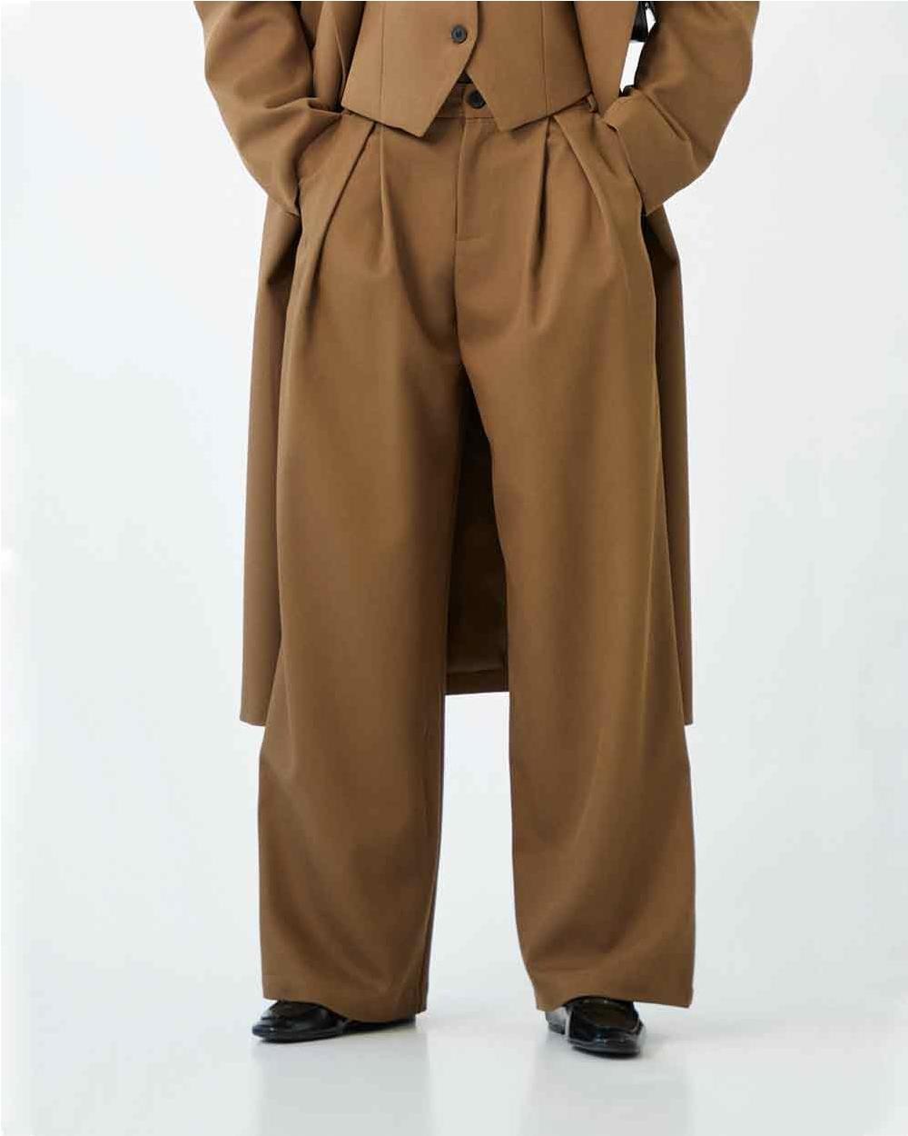 Pantalón marrón de pinzas con cintura...