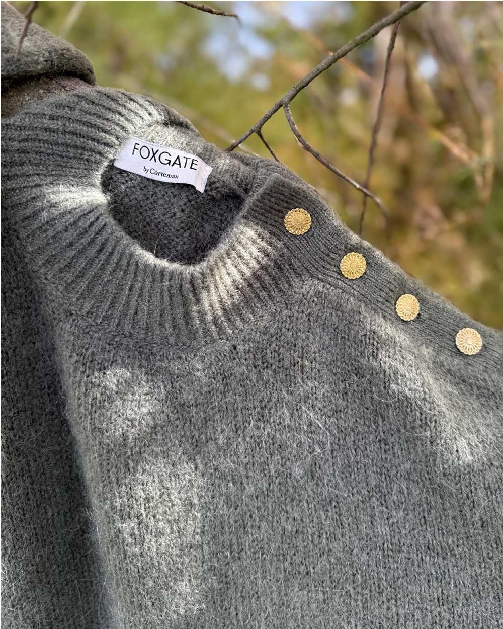 Jersey mohair con botones laterales...