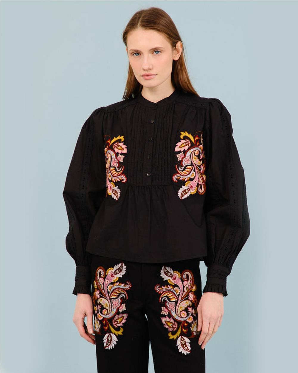 Blusa Zafira Bordada con Cuello Mao...